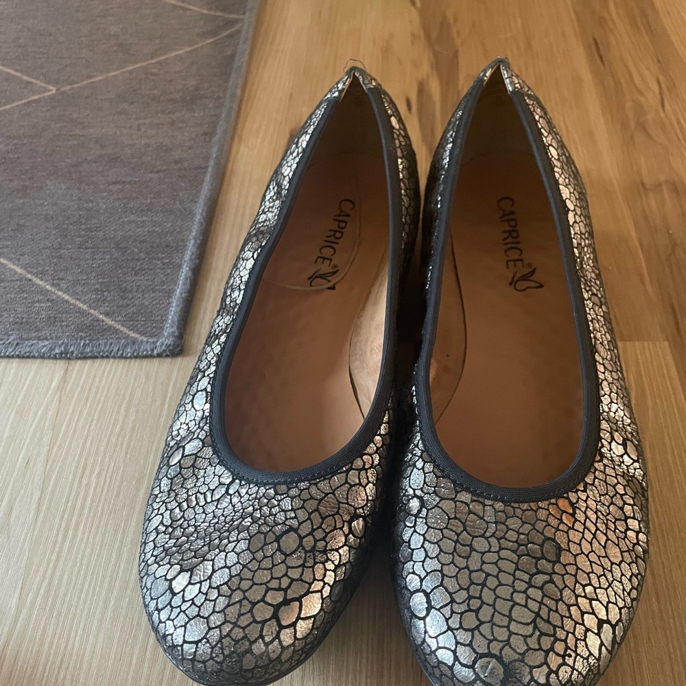 Caprice Size 38(8) Stylish Women's Metallic Flats - Picture 2 of 4
